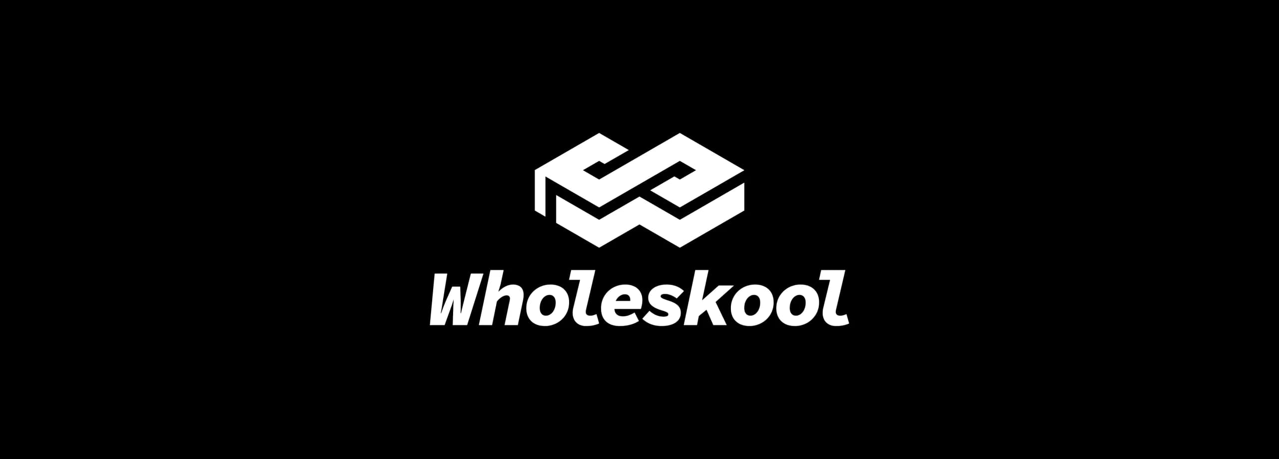 طراحی لوگو برند وول اسکول | WHOLESCOOL — لوگو روی زمینه تیره
